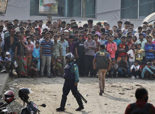 This Feb 20, 2016 file photo shows local residents watching a police raid on a building in Dhaka, Bangladesh. (AP file photo) This Feb 20, 2016 file photo shows local residents watching a police raid on a building in Dhaka, Bangladesh. (AP file photo)