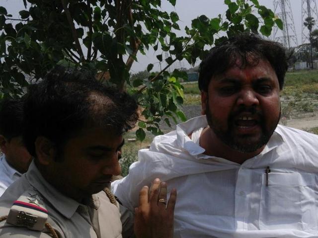 VR College Vaishali owner Amit Singh, alias Baccha Roy, whose college produced four of the 18 toppers of science and arts streams for 2016, surrendered at Bhagwanpur in Vaishali on Saturday.(HT photo) VR College Vaishali owner Amit Singh, alias Baccha Roy, whose college produced four of the 18 toppers of science and arts streams for 2016, surrendered at Bhagwanpur in Vaishali on Saturday.(HT photo)