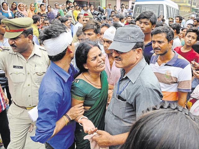 A relative of the widow said she tried to stop the cars but security personnel moved the vehicles ahead.(Sakib Ali/HT)