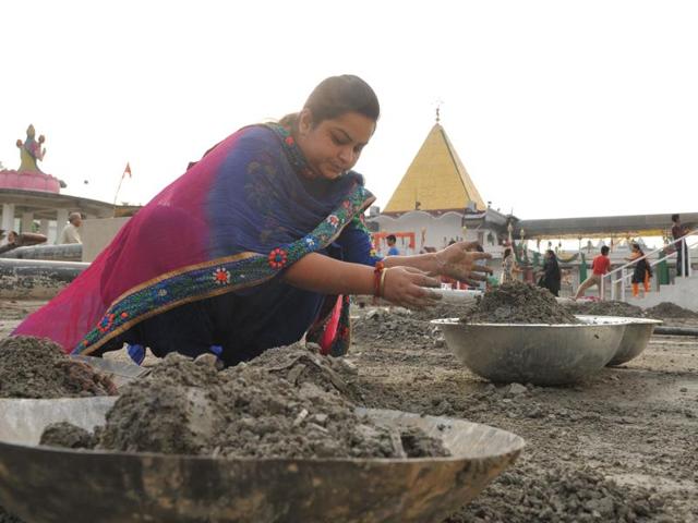 Historically a Sikh tradition, kar seva is considered the most respected method for constructing gurdwaras. (Pardeep Pandit/HT Photo)