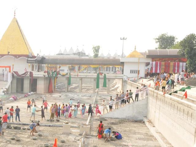 Kar seva means offering services mainly for a religious cause, such as construction of a temple. (Pardeep Pandit/HT Photo)