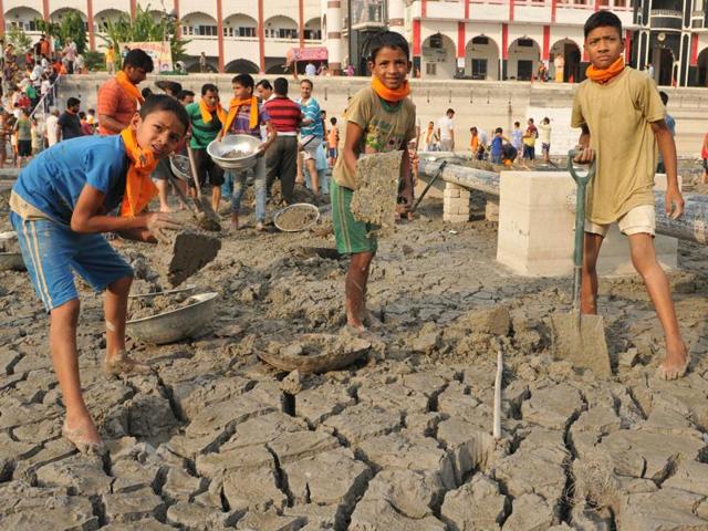 Devotees participating in kar seva at Sri Devi Talab Mandir in Jalandhar. (Pardeep Pandit/HT Photo)