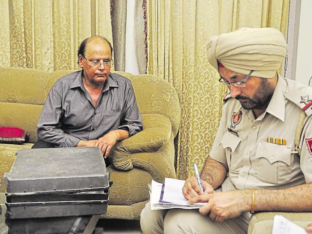 Police questioning the victim’s husband at his house in Ghumar Mandi, Ludhiana. (Sikander Singh Chopra/HT) Police questioning the victim’s husband at his house in Ghumar Mandi, Ludhiana. (Sikander Singh Chopra/HT)