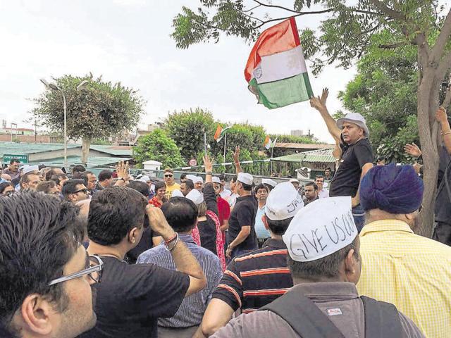 The irate protesters blocked the Noida Expressway from 11.15am to 11.45am on Saturday.(HT)
