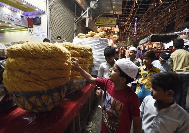 Children buying sewaiya (vermicelli) during Ramazan. (Sanjeev Verma/HT) Children buying sewaiya (vermicelli) during Ramazan. (Sanjeev Verma/HT)