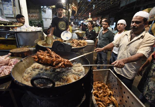 Workers cook a non-vegetarian dish during the holy month of Ramazan in Old Delhi. (Sanjeev Verma/HT) Workers cook a non-vegetarian dish during the holy month of Ramazan in Old Delhi. (Sanjeev Verma/HT)