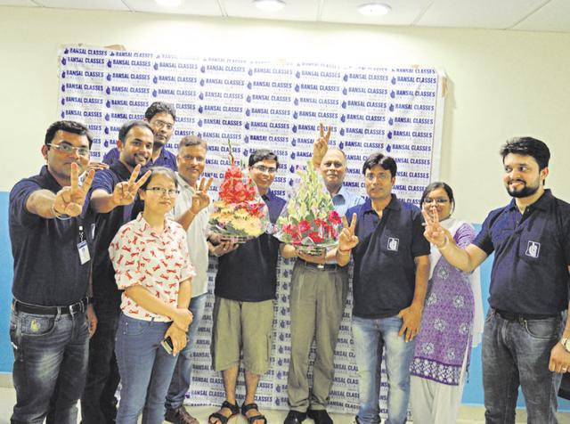 JEE-Advanced state topper Aakash Kapoor (C) being felicitated at a coaching institute in Dehradun on Sunday. (HT Photo) JEE-Advanced state topper Aakash Kapoor (C) being felicitated at a coaching institute in Dehradun on Sunday. (HT Photo)