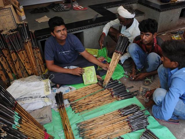 Bheel and Bhilala archers don’t use thumb while releasing an arrow from a bow. (Praveen Bajpai/HT photo) Bheel and Bhilala archers don’t use thumb while releasing an arrow from a bow. (Praveen Bajpai/HT photo)