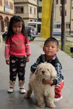 Kids amazed to see a biker in full gear. (Photo: Zabeeh Afaque/HT)