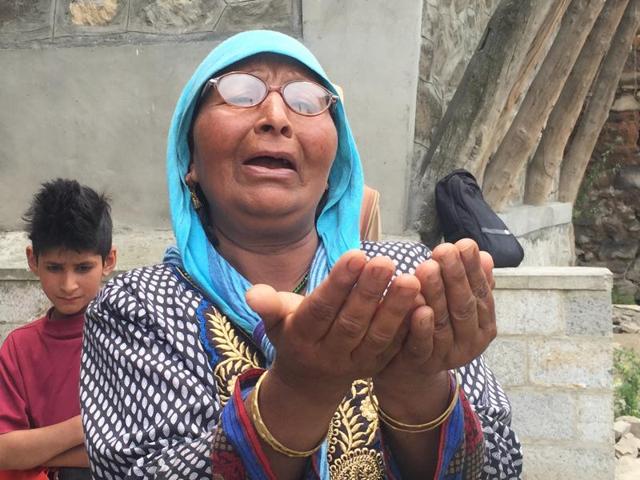 Ruqaiya, sister of boatman Ghulam Mohammad Guroo who drowned saving three tourists, weeps on the banks of the Jhelum.(Waseem Andrabi/HT Photo) Ruqaiya, sister of boatman Ghulam Mohammad Guroo who drowned saving three tourists, weeps on the banks of the Jhelum.(Waseem Andrabi/HT Photo)