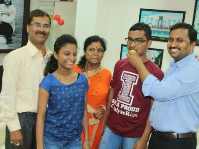 Kartik Patekar, 17, celebrates his success in the JEE Advanced with his parents, younger sister and teacher in Indore on Sunday.(Shankar Maurya/HT photo) Kartik Patekar, 17, celebrates his success in the JEE Advanced with his parents, younger sister and teacher in Indore on Sunday.(Shankar Maurya/HT photo)