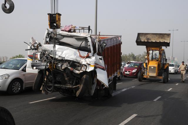 Indian roads witnessed the highest ever bloodbath during May last year with more than 14,000 people killed and over 47,000 injured in 46,247 crashes. (Parveen Kumar/HT file) Indian roads witnessed the highest ever bloodbath during May last year with more than 14,000 people killed and over 47,000 injured in 46,247 crashes. (Parveen Kumar/HT file)
