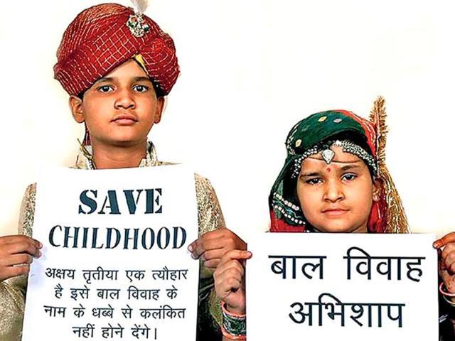 School children display slogans to stop child marriage.(HT File Photo)