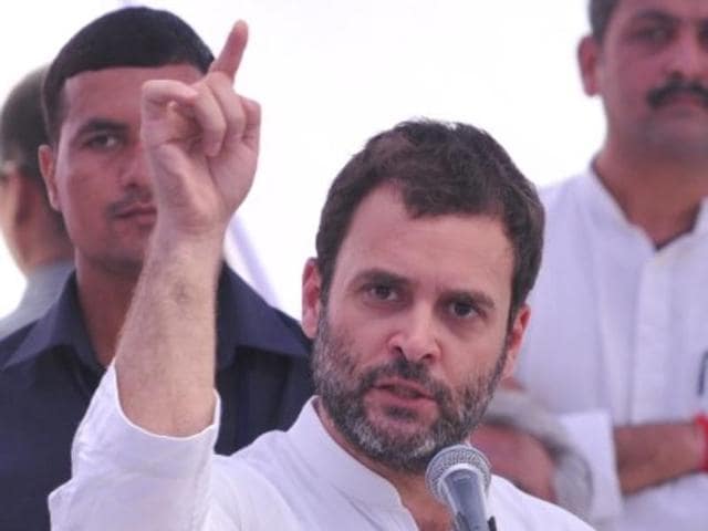 TOFFEE WITH CAPTAIN: Congress vice-president Rahul Gandhi accepting a toffee from PPCC chief Captain Amarinder Singh in Jalandhar on Monday.(Pardeep Pandit/HT Photo)