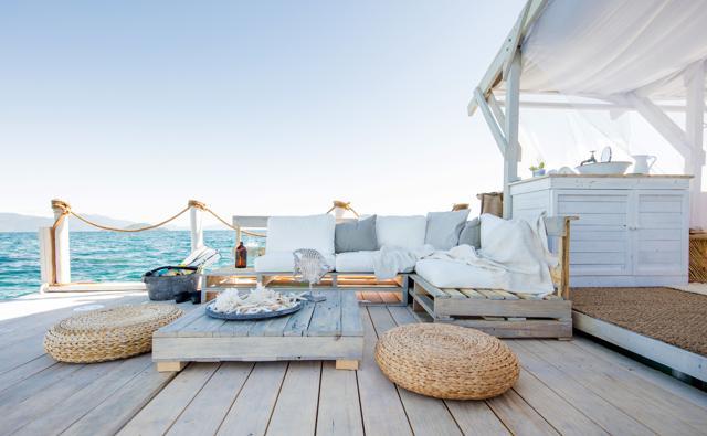 Airbnb is running yet another contest for a floating hotel room in the Great Barrier Reef, and it looks even cooler than it sounds. (AFP)
