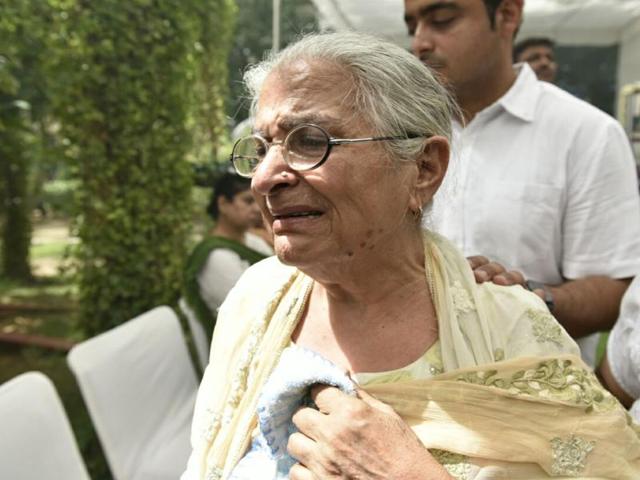 An elderly woman breaks down while visiting Smriti Upvan, the memorial set up near Uphaar cinema hall. (Saumya Khandelwal/HT Photo)