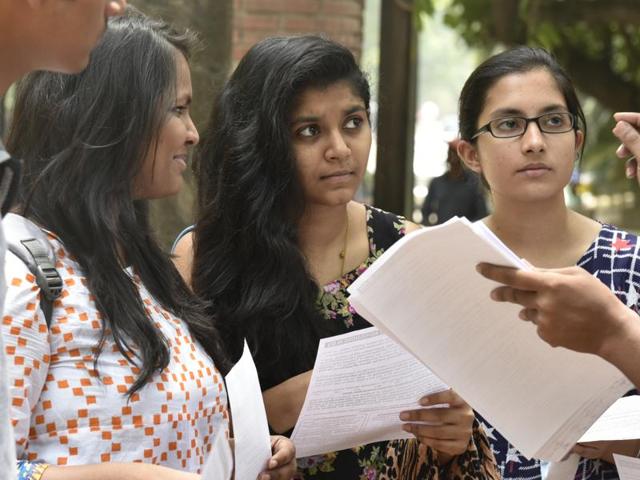 Students explaining the admission related queries at Delhi University in New Delhi. (Raj K Raj / Hindustan Times) Students explaining the admission related queries at Delhi University in New Delhi. (Raj K Raj / Hindustan Times)