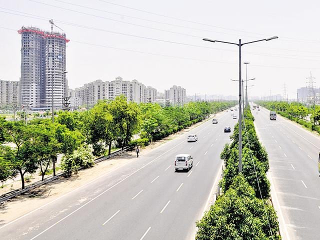 Many corporate houses are interested in opening offices along the 165-km Yamuna Expressway. (HT File Photo) Many corporate houses are interested in opening offices along the 165-km Yamuna Expressway. (HT File Photo)
