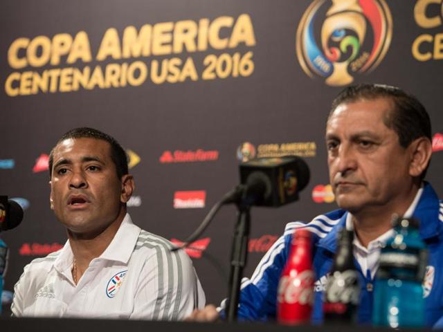 Paraguay defender Paulo da Silva (L) at a press conference with coach Ramon Diaz in Philadelphia on the eve of Paraguay's Copa America Group A first round match against the US.(AFP Photo)