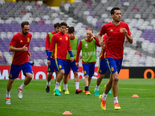 Spain's defender Juanfran (left) and midfielder Sergio Bosquets (right) attend a training session at the stadium in Toulouse. (AFP Photo) Spain's defender Juanfran (left) and midfielder Sergio Bosquets (right) attend a training session at the stadium in Toulouse. (AFP Photo)