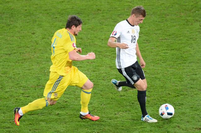 Germany's midfielder Toni Kroos (right) vies with Ukraine's forward Yevhen Seleznyov during a Euro 2016 group C football match. (AFP Photo)