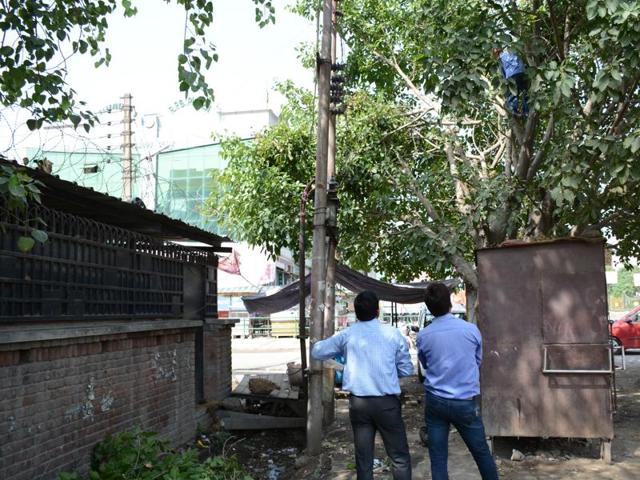 In a similar incident, two persons were electrocuted to death and three suffered injuries in Sector 14, Vasundhara, on Friday evening. (HT File Photo) In a similar incident, two persons were electrocuted to death and three suffered injuries in Sector 14, Vasundhara, on Friday evening. (HT File Photo)