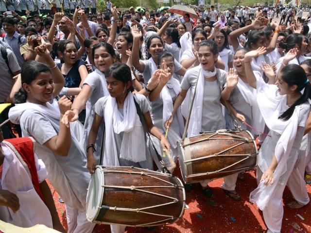 Students at Allen Career Institute in kota celebrate after 3 of its students got top 3 ranks in JEE exams. (A H Zaidi/Hindustan Times) Students at Allen Career Institute in kota celebrate after 3 of its students got top 3 ranks in JEE exams. (A H Zaidi/Hindustan Times)