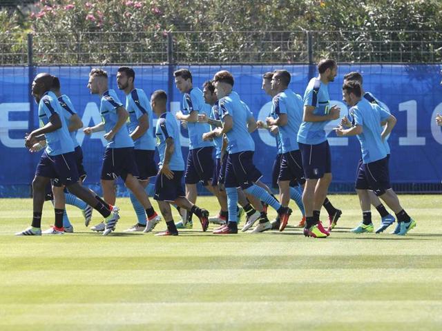 Italy's midfielder Antonio Candreva (right) celebrates with teammates after scoring a penalty kick during the friendly football match against Finland.(AFP File Photo)