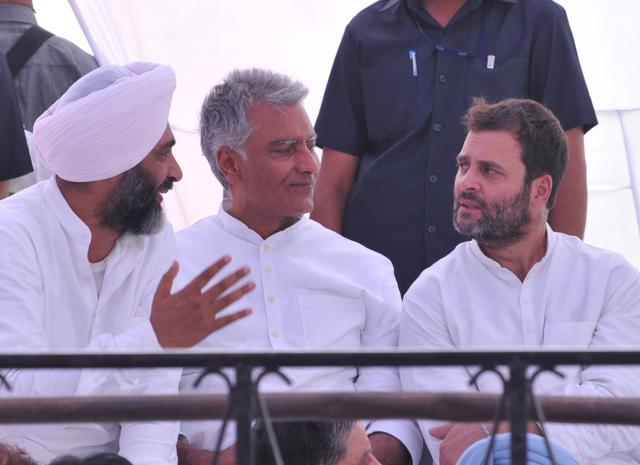 From right: Congress vice-president Rahul Gandhi with party leaders Sunil Jakhar and Manpreet Badal at a dharna in Jalandhar on Monday. (Pardeep Pandit/HT Photo)