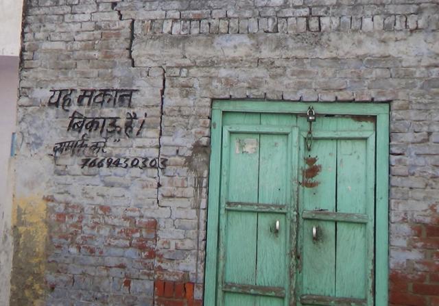 Varun Kumar, with his police security at his shop in main bazar, Kairana. His brother's day light murder in August 2014 by Mukhim Kala brought crime into the limelight in Kairana (Hindustan Times) Varun Kumar, with his police security at his shop in main bazar, Kairana. His brother's day light murder in August 2014 by Mukhim Kala brought crime into the limelight in Kairana (Hindustan Times)