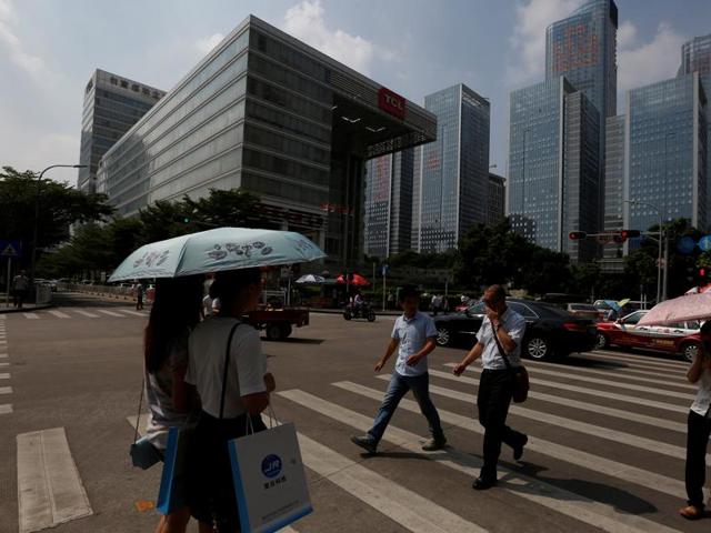 People cross a street at Nanshan district focusing on technology sectors in Shenzhen, China September 14, 2015. (REUTERS) People cross a street at Nanshan district focusing on technology sectors in Shenzhen, China September 14, 2015. (REUTERS)