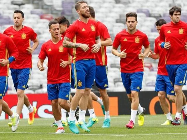 Spain's defender Juanfran (left) and Spain's midfielder Sergio Bosquets (right) attend a training session at the stadium in Toulouse. (AFP Photo) Spain's defender Juanfran (left) and Spain's midfielder Sergio Bosquets (right) attend a training session at the stadium in Toulouse. (AFP Photo)