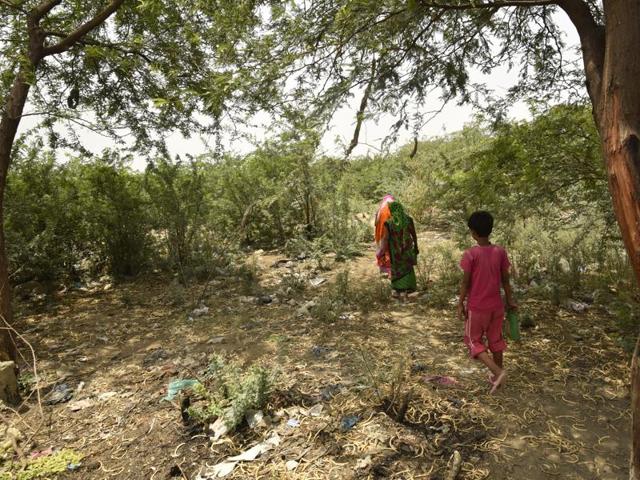 Children and women become vulnerable to criminal attacks in Shahbad Dairy as lack of toilets forced them to defacate in the open. (Photo by Ravi Choudhary/ Hindustan Times)(Hindustan Times)