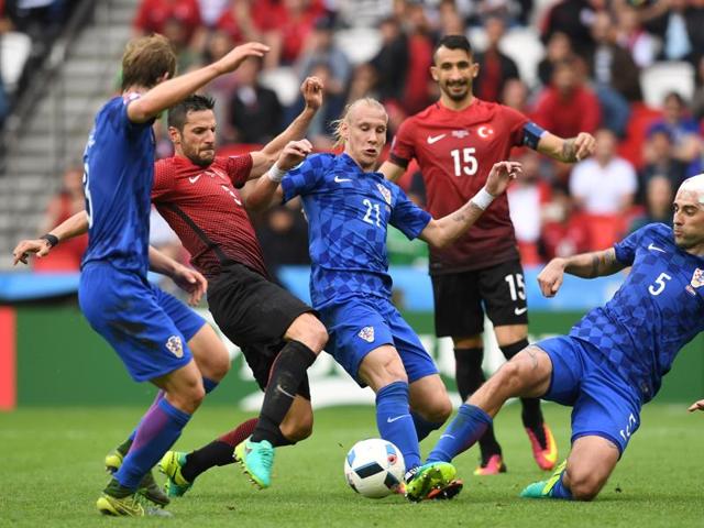 Croatia's defender Vedran Corluka (R) vies for the ball during the Euro 2016 group D football match between Turkey and Croatia at the Parc des Princes in Paris. (AFP Photo) Croatia's defender Vedran Corluka (R) vies for the ball during the Euro 2016 group D football match between Turkey and Croatia at the Parc des Princes in Paris. (AFP Photo)