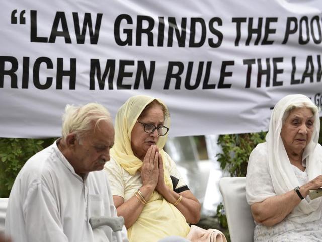 Members of Association of the Victims of Uphaar Tragedy and families of those who lost their lives in the accident offer prayers at Smriti Upvan in Delhi. (Saumya Khandelwal/HT Photo)