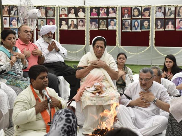 Relatives of victimes perform ‘hawan’ at Smriti Upvan on the occasion of 19 anniversary of the Uphaar fire tragedy. (Saumya Khandelwal/HT Photo)