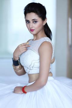 Actor Rashami Desai says that actors need to be careful that their relationship should not affect their performance.