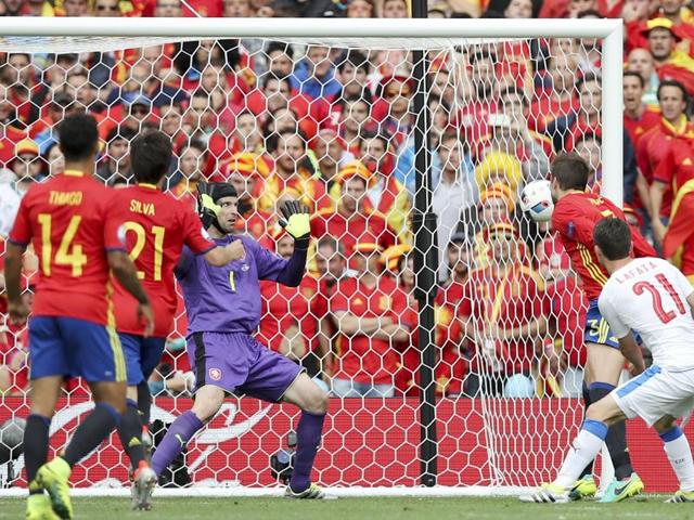 Pique broke the deadlock after some dogged defence from the Czechs. (AP)