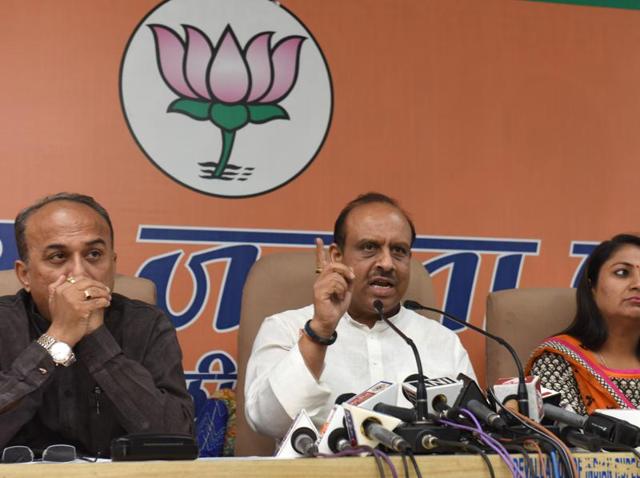 BJP leader Vijender Gupta, along with others, addresses the media about 21 AAP legislators as well as the water scarcity in Delhi.(Sushil Kumar/HT Photo)