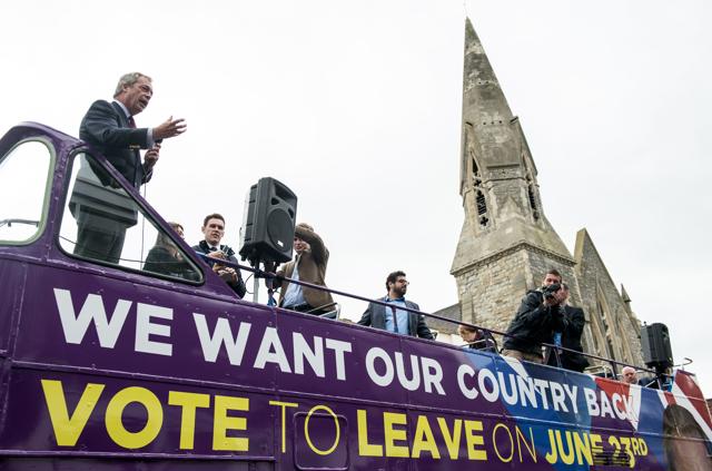 UK Independence Party leader Nigel Farage (R) campaigns for Brexit in Sittingbourne on June 13, 2016. (AFP)