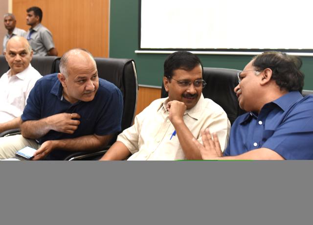 Delhi chief minister Arvind Kejriwal interacts with deputy CM Manish Sisodia and cabinet minister Satendar Garg at Baba Sahib Bhimrao Ambedkar Medical College in Delhi.(Sushil Kumar/HT Photo) Delhi chief minister Arvind Kejriwal interacts with deputy CM Manish Sisodia and cabinet minister Satendar Garg at Baba Sahib Bhimrao Ambedkar Medical College in Delhi.(Sushil Kumar/HT Photo)