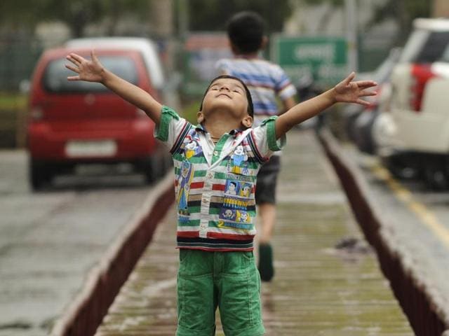 Tuesday is likely to be cloudy with possibility of light rain or thunderstorm in the evening. (Sonu Mehta/ Hindustan Times) Tuesday is likely to be cloudy with possibility of light rain or thunderstorm in the evening. (Sonu Mehta/ Hindustan Times)