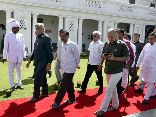 Delhi assembly speaker Ram Nivas Goyal with chief minister Arvind Kejriwal and deputy CM Manish Sisodia arrive at Delhi assembly.(HT File Photo)