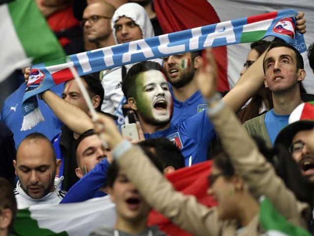 Italy fans cheer before the start of the Euro 2016 group E football match between Belgium and Italy. (AFP photo) Italy fans cheer before the start of the Euro 2016 group E football match between Belgium and Italy. (AFP photo)