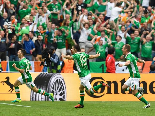 Ireland's midfielder Wesley Hoolahan (L) as teammates Robbie Keane (C) and Glenn Whelan run to join him. (AFP)
