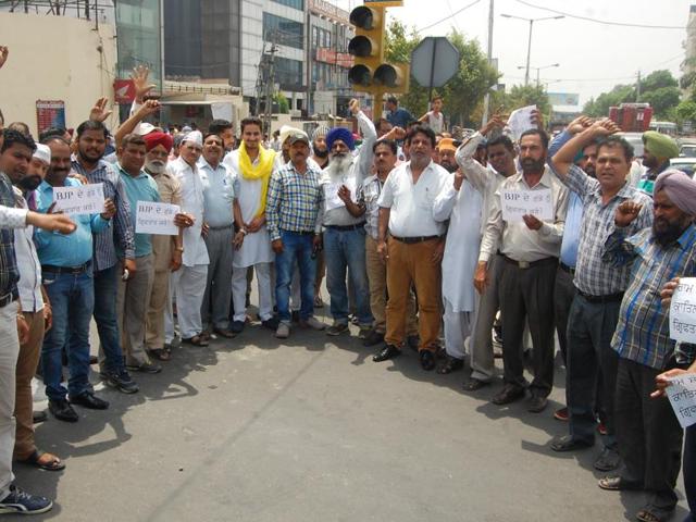 PSPCL officials protesting in Jalandhar on Monday.(HT Photo)