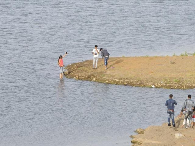 Youngsters on the banks of Kaliasot dam in Bhopal.(Mujeeb Faruqui/HT photo)
