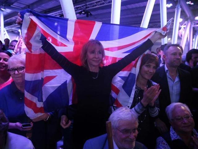 UK Independence Party leader Nigel Farage (right) campaigns for Brexit on Monday. Britain's opposition Labour Party has scrambled to make the case for Europe to its members as world stock markets slipped amid concern over a British exit from the EU in a knife-edge referendum next week. (AFP)