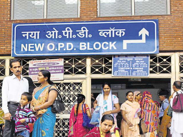 Around 80% government-run hospitals in Delhi do not comply with basic fire safety measures, said a performance audit conducted by the Comptroller and Auditor General (CAG). (Hindustan Times) Around 80% government-run hospitals in Delhi do not comply with basic fire safety measures, said a performance audit conducted by the Comptroller and Auditor General (CAG). (Hindustan Times)