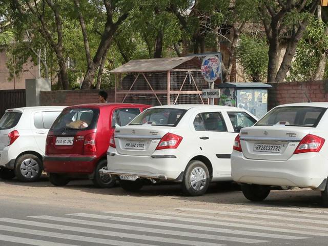 Four-wheelers parked in no parking zone in Jaipur.(HT Photo)
